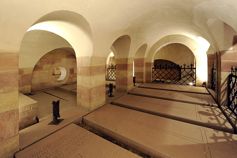File:25 Kaiserdom Krypta 2 - Klaus Venus 2009.jpg