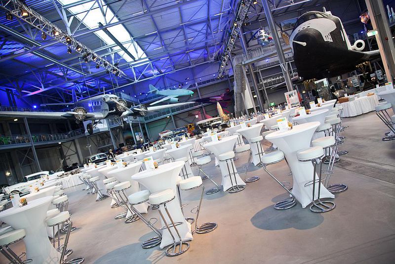 File:Stehempfang in der Raumfahrthalle I.JPG