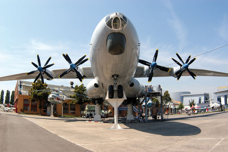 File:FlugzeugeAntonov22.jpg